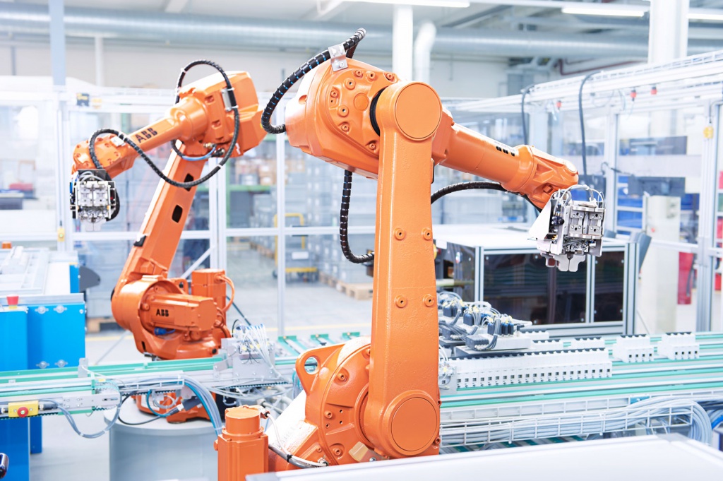 Виды промышленных роботов их назначение. Универсальный промышленный робот Seiko RT 3200 рельсовый. Механизация и автоматизация производства. Промышленный манипулятор. Манипулятор на производстве.