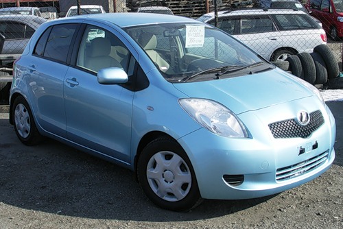 Авито авто автомат. Toyota Vitz 2005-2007. Toyota Vitz левый руль автомат. Тойота хэтчбек до 2005 Витз. Тойота Витц леворукая автомат.