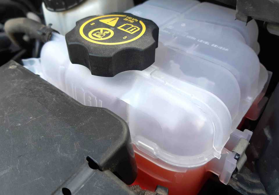 Метки антифриза. Бачок охлаждающей жидкости Opel Astra j 1.6. Бачок охлаждающей жидкости Пежо 408.