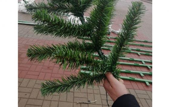 Распушить елку искусственную. Елочки , веточки искусственные. Сборщик искусственных елок. Как выровнять елку искусственную. Правильно распушить искусственную елку.