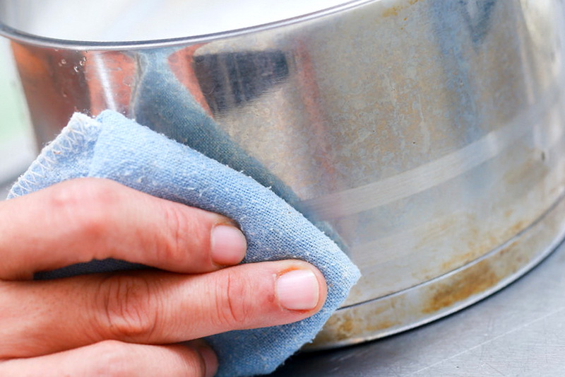 Чем чистить алюминиевые. Губка с пропиткой для чистки алюминиевой кастрюли. Чистка алюминия. Окиси алюминия на посуде. Как почистить алюминиевую посуду в домашних условиях до блеска.