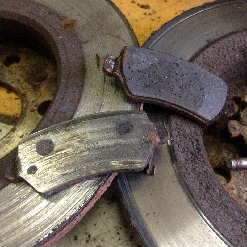 Тормозные колодки 2. Прикипели тормозные колодки. Прилипают тормозные колодки. Прикипели тормозные колодки. Прилегание колодки к диску мазда 6.