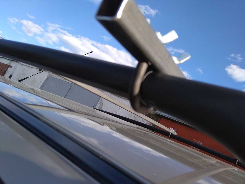 Купить крепления рейлингов. Кронштейн для антенны на крышу Outlander XL. Кронштейн рейлинга на крышу Киа Рио 12г. Nissan заглушка поперечины рейлинга крыши. Поперечины на Пежо партнер.