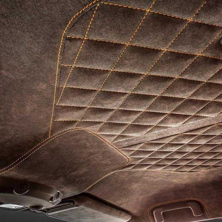 Ремонт обшивки автомобиля. Потолок алькантара. Обшивка потолка автомобиля. Кожаный потолок в авто. Алькантара на обшивке авто.