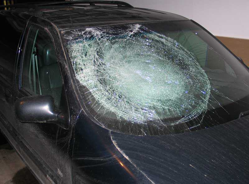 Где купить стекло автомобиль. Разбитое лобовое стекло. Разбитое автомобильное стекло. Поврежденное лобовое стекло. Лобовое стекло разбито камнем.