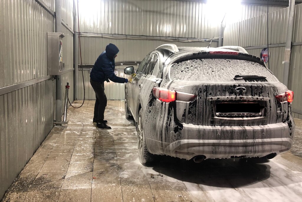 Мойка авто автошампунем. Бесконтактная мойка автомобиля. Сколько нужно мыть машину. Мойка автомобиля. Мойка машина керхер машина.