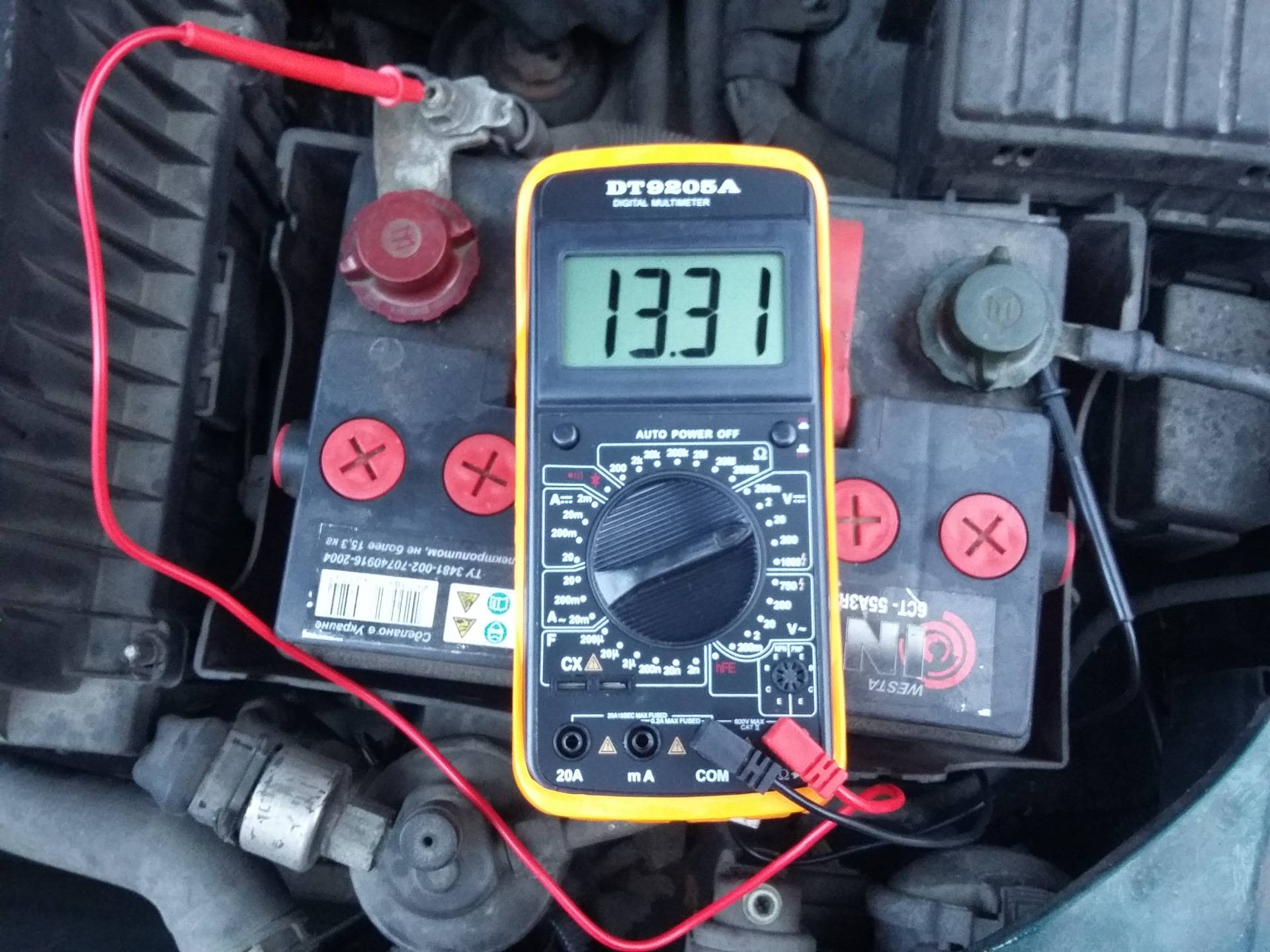 Сколько стоит утечку. Замерить ток утечки аккумулятора автомобиля. Проверить утечку тока на автомобиле мультиметром. Мерседес w211 утечка тока 2 Ампера. Как измерить утечку аккумулятора мультиметром.