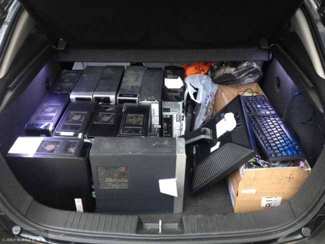 Загрузка багажника компьютерными вещами на Шевроле Круз