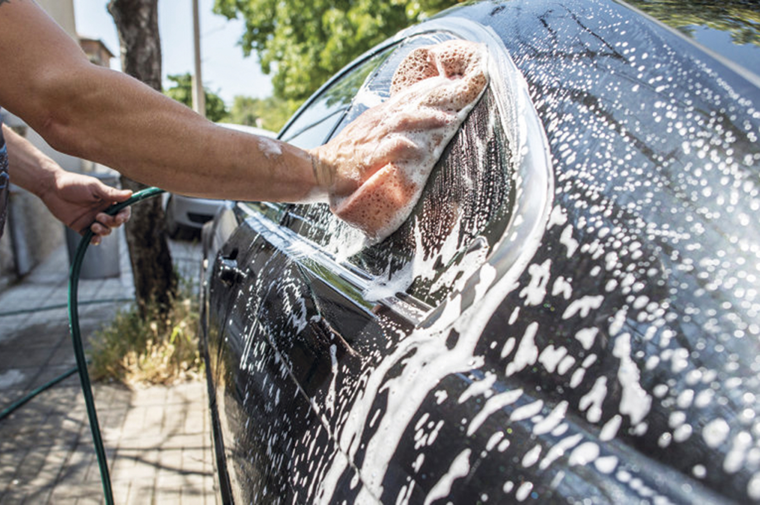 Мытье следуй. Car Wash hand Water banner. Car Cleaning. Моют человека из шланга. Как мыть машину в -3.