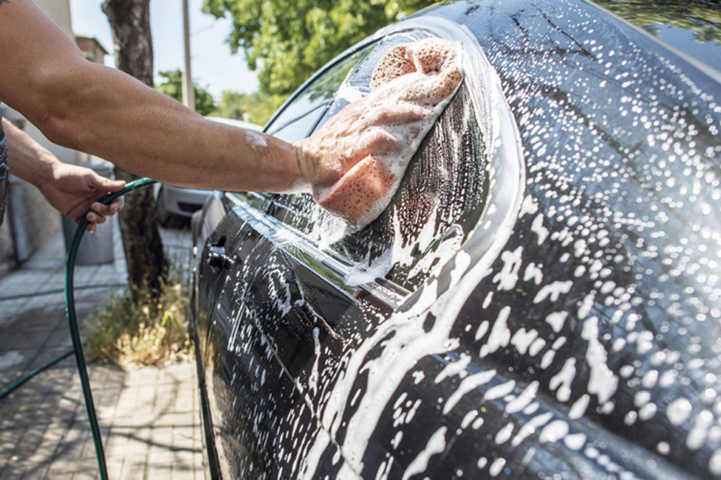 He washed the car. Моет машину. Мойка машин крупным планом. Мытье машины в море. Man washing car.