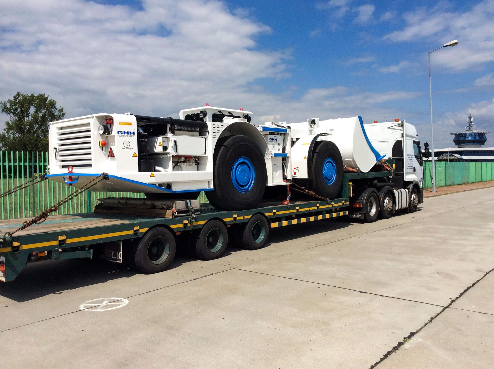 Машина для грузоперевозок. Грузы для грузовиков. Грузы для грузовиков. Разгрузка груза с автомобиля. Daf xf 105 длинномер.