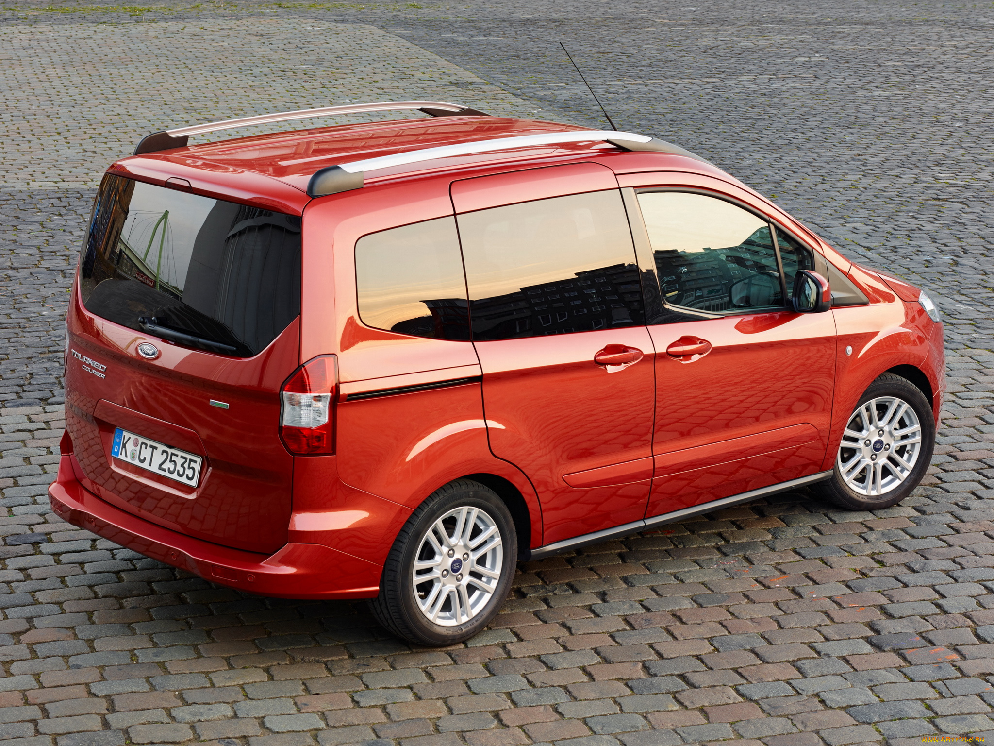 Компактвэн. Ford Tourneo Courier. Форд Tourneo Courier. Форд компактвэн. Ford Tourneo Courier фото.