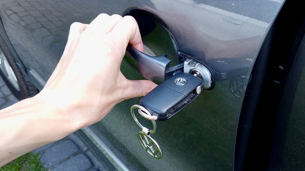 Как открыть дверь хонкай. VW Golf 6 открытие двери ключом. Фольксваген Тигуан ключ двери. VW Tiguan ручка двери Keyless. Ключ VW Tiguan 2.