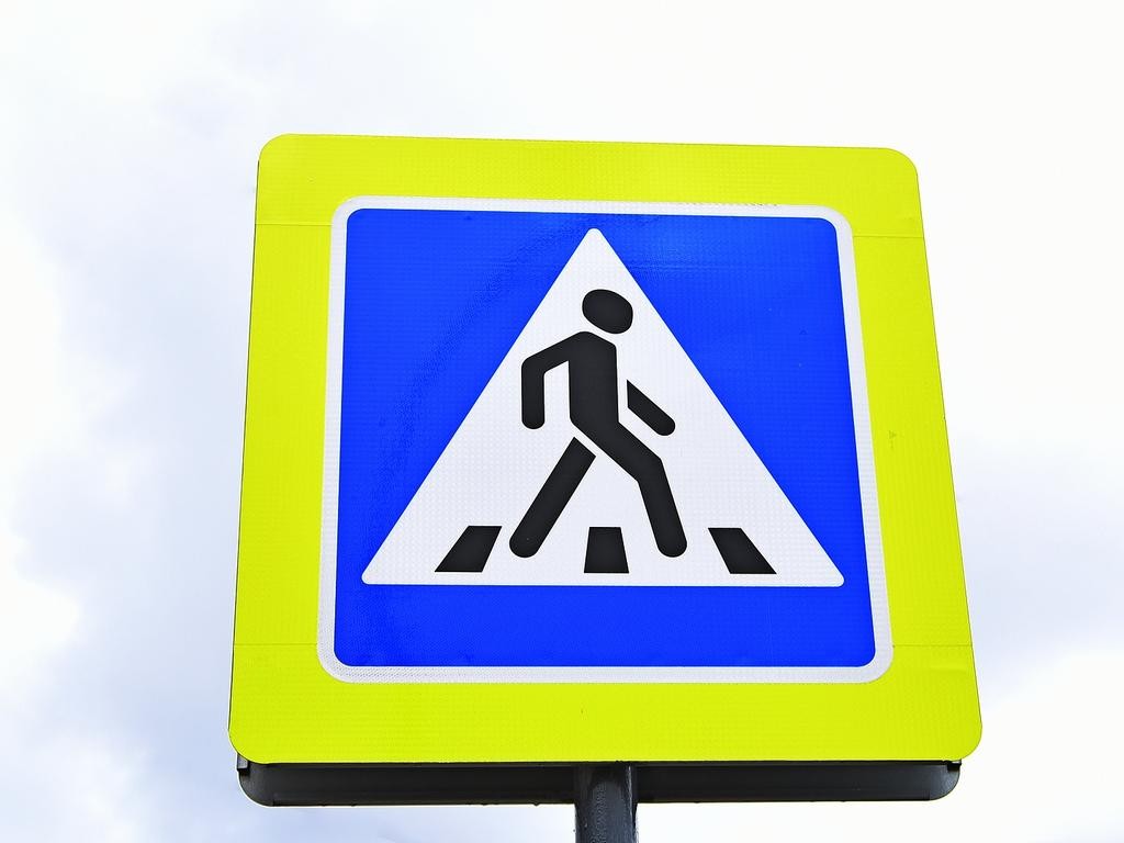 Знак пешеход на желтом фоне