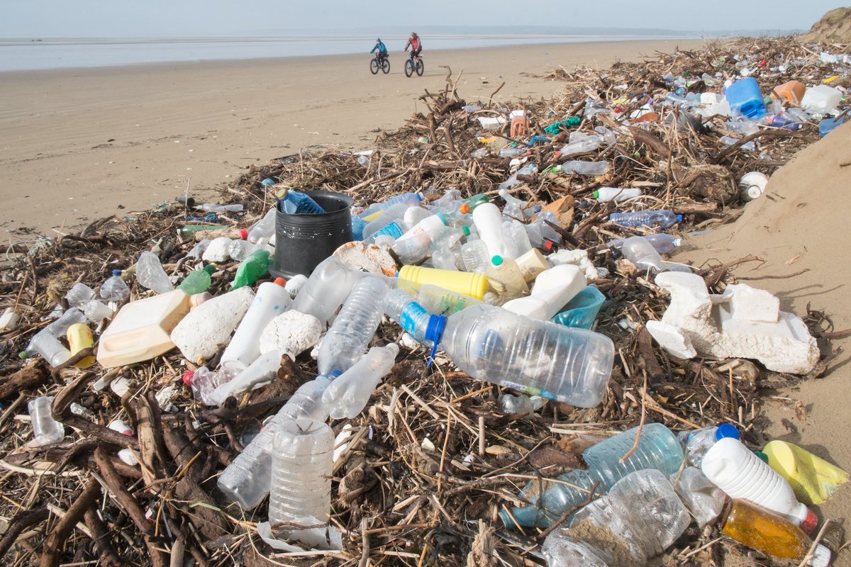 Отходы природы и человека. Пластиковые бутылки в природе. Загрязнение мусором окружающей среды. Пластиковые отходы. Загрязнение пластиковыми пакетами.