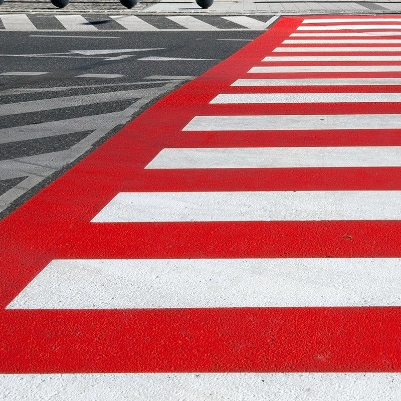 Красная разметка на дороге. Красная разметка на дороге. Красно белая разметка на дороге. Шумовая дорожная разметка. Дорожная разметка красная с белым.