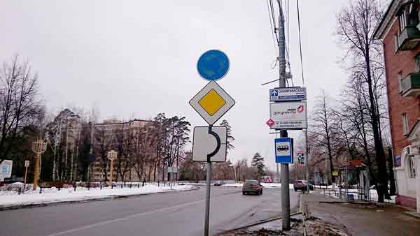 Перекрёсток на улице Школьная в г. Видное