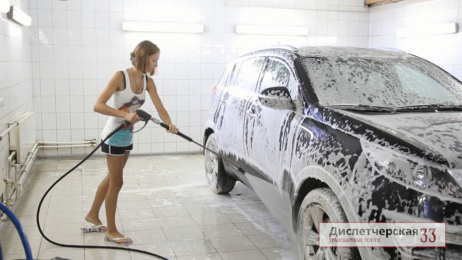 Мокрая девочка на мойке. Мытье машины самому. Категории авто для мойки машин. Моет машину. Мойка керхером машину внутри.