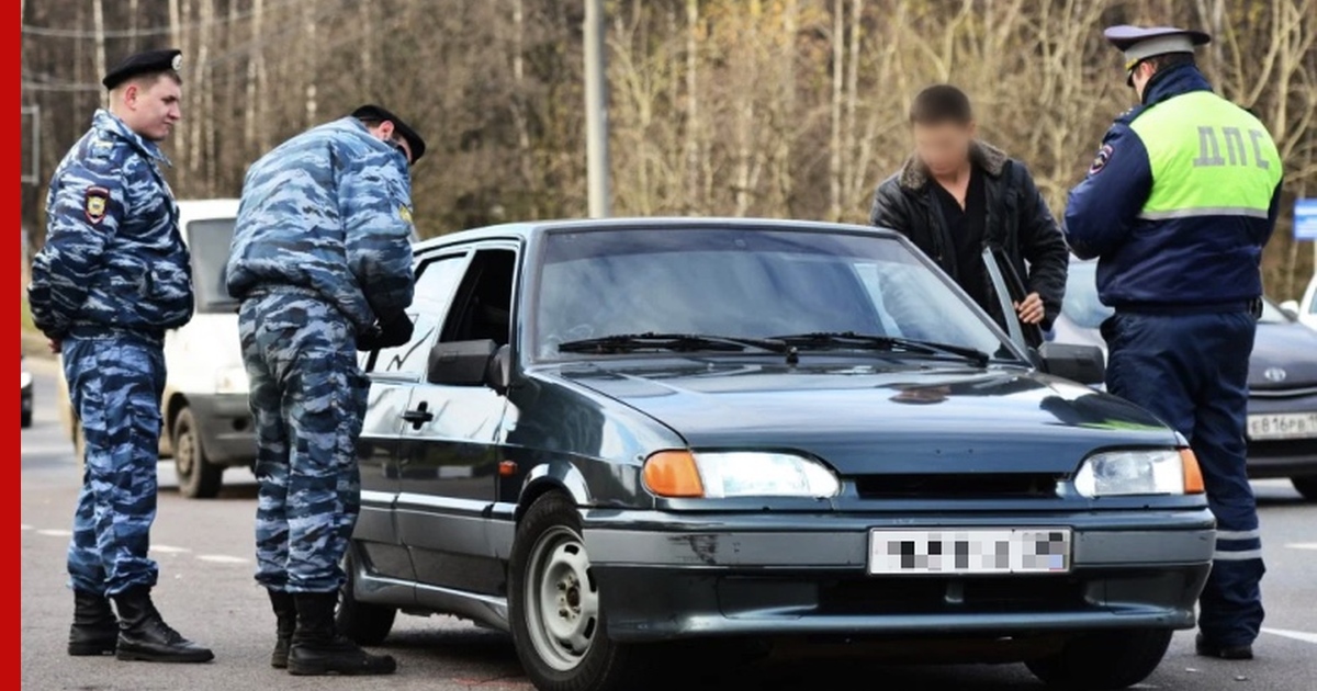 Нарушения понятых. Полиция вскрывает машину. Полиция досмотр авто. Полицейский вскрывает авто. Осмотр автомобиля полиция.