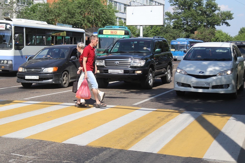 Водитель остановись перед переходом. Пешеход. Машина перед пешеходным переходом. Пропускать пешехода. Машины пропускают пешеходов.
