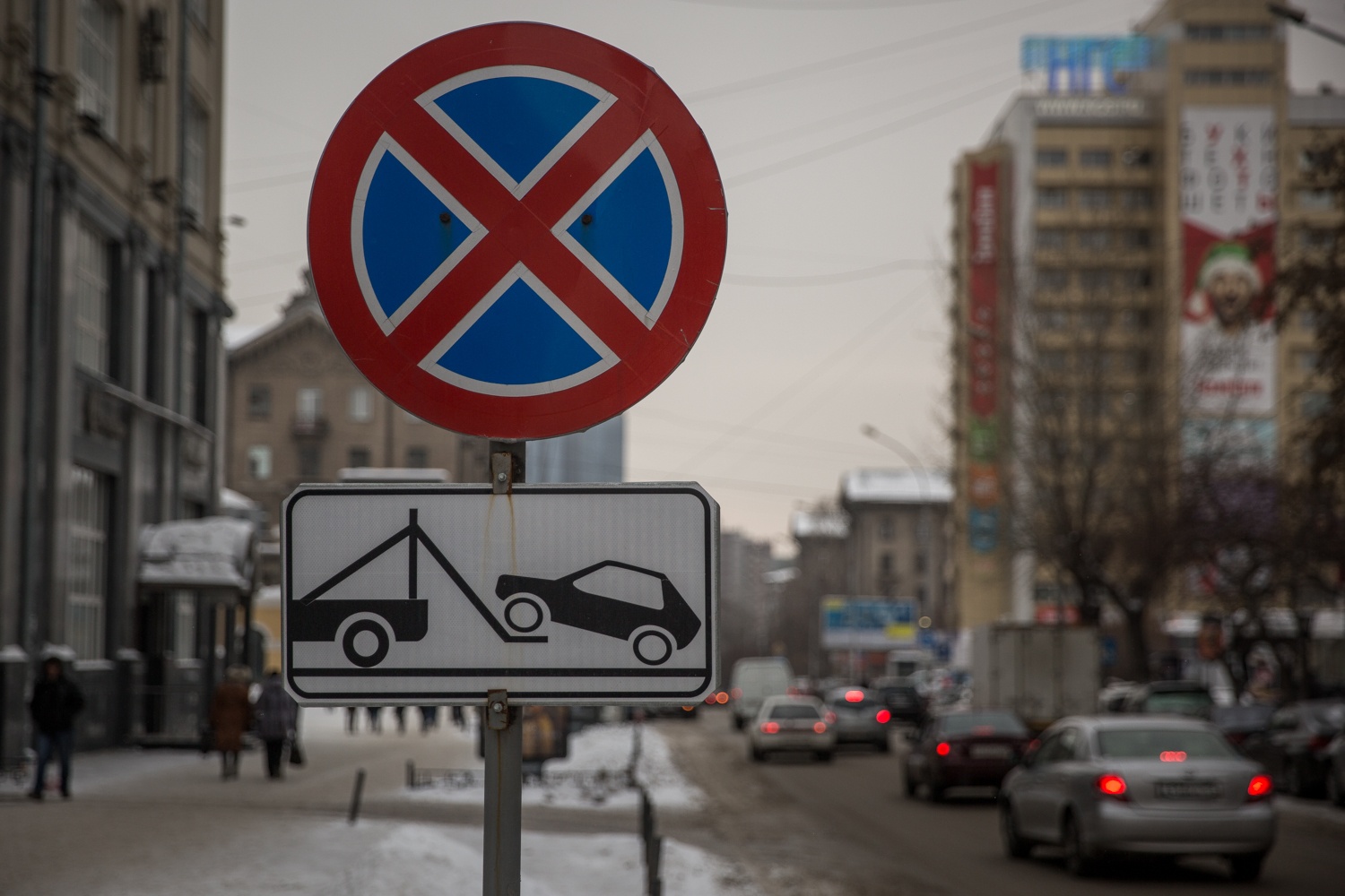 Возле 1. Остановка запрещена. Парковка запрещена 100 метров. Остановка около знака остановка запрещена. Остановка запрещена 100 метров.