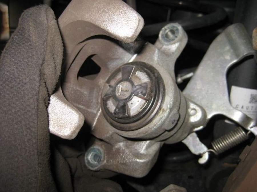 Мазда сх 5 ручник. Суппорт Мазда сх5. Поршень тормозного суппорта заднего Mazda CX-5. Задний тормозной поршень Mazda cx5. Mazda CX 5 тормозной суппорт.