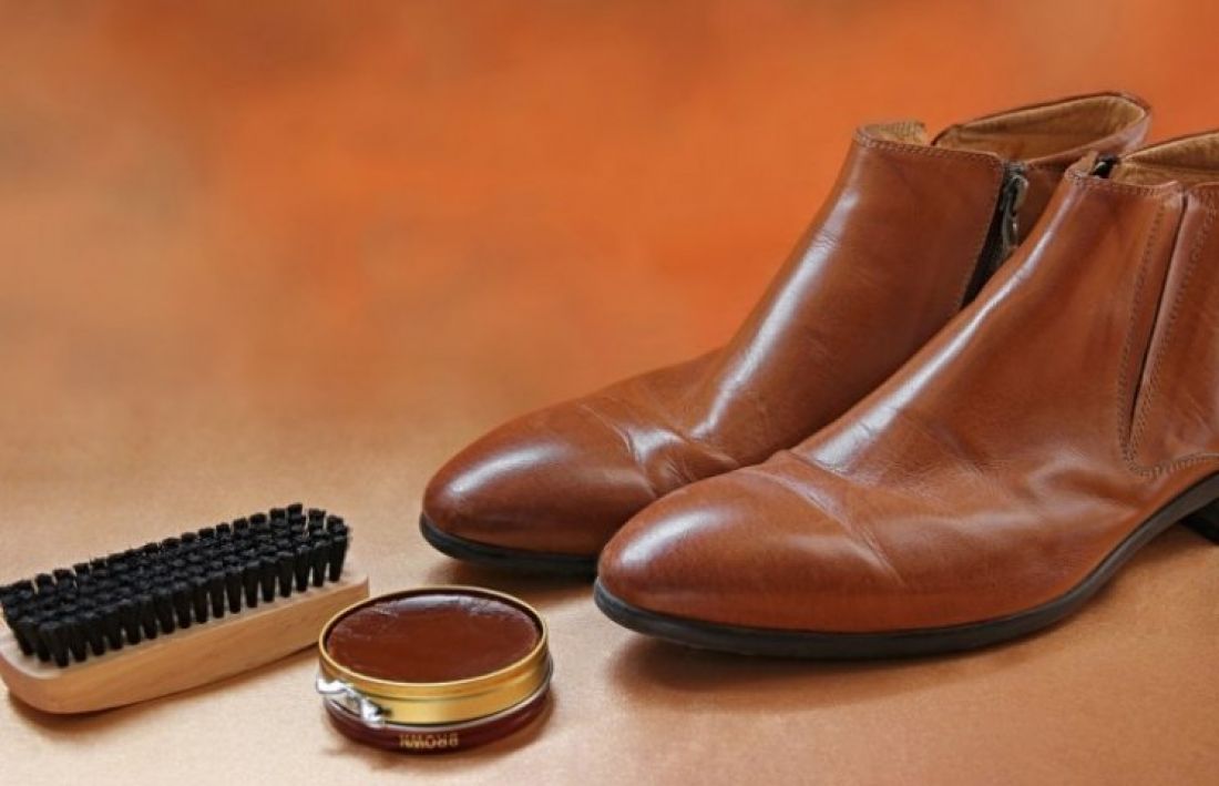 Shoe care. Начищенные ботинки. Чистая обувь. Чисто кожа обувь. Мытая кожа обувь.