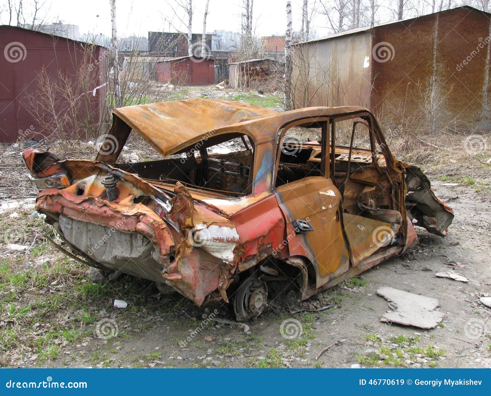 Покажи сломанный. Старые разбитые автомобили. Разбитые ржавые машины. Старая гнилая машина. Старая сломанная машина.