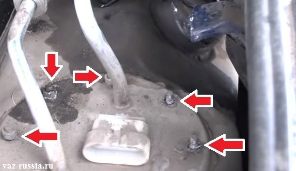 Пять из шести гаек крепления фланца датчика к баку