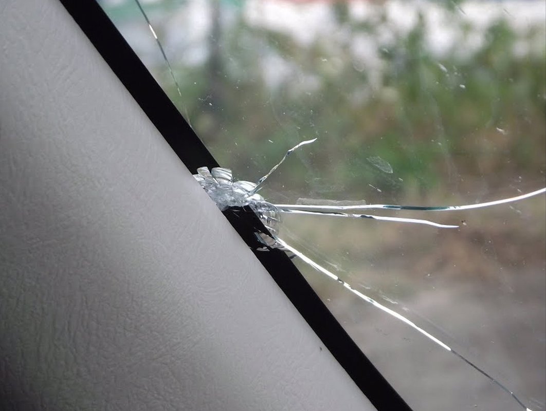 Пошла трещина на лобовом стекле. Трещина на стекле. Трещина на лобовом. Трещина на стекле автомобиля. Скол лобового стекла.