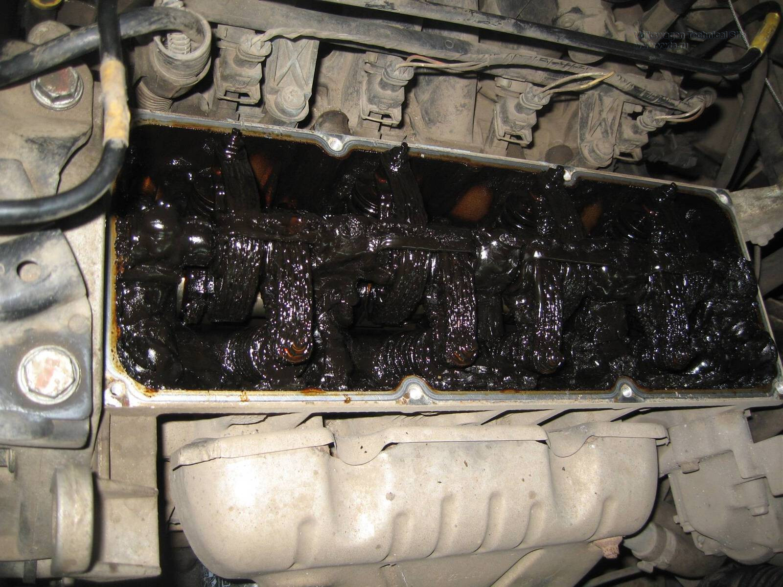 Почему без масла. Масло в двигатель. Вылилось масло из двигателя. Вытекло масло из двигателя. Вытекает масло из двигателя причины.
