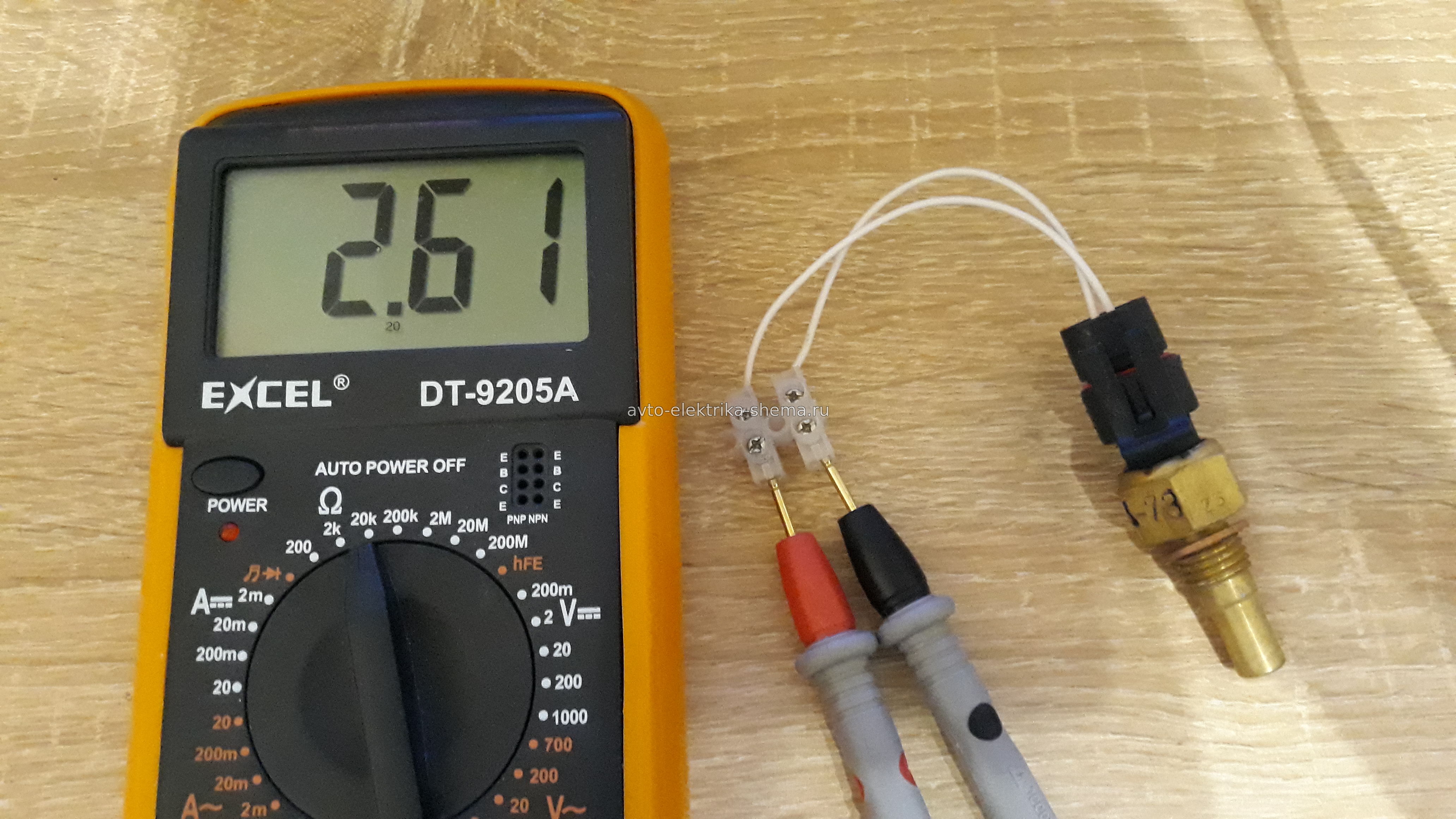 Как проверить температуру жидкости. Проверка датчика температуры охлаждающей жидкости мультиметром. Как проверить датчик температуры мультиметром. Как проверить тестером датчик температуры охлаждающей жидкости. Мультиметр комплект температурный датчик.