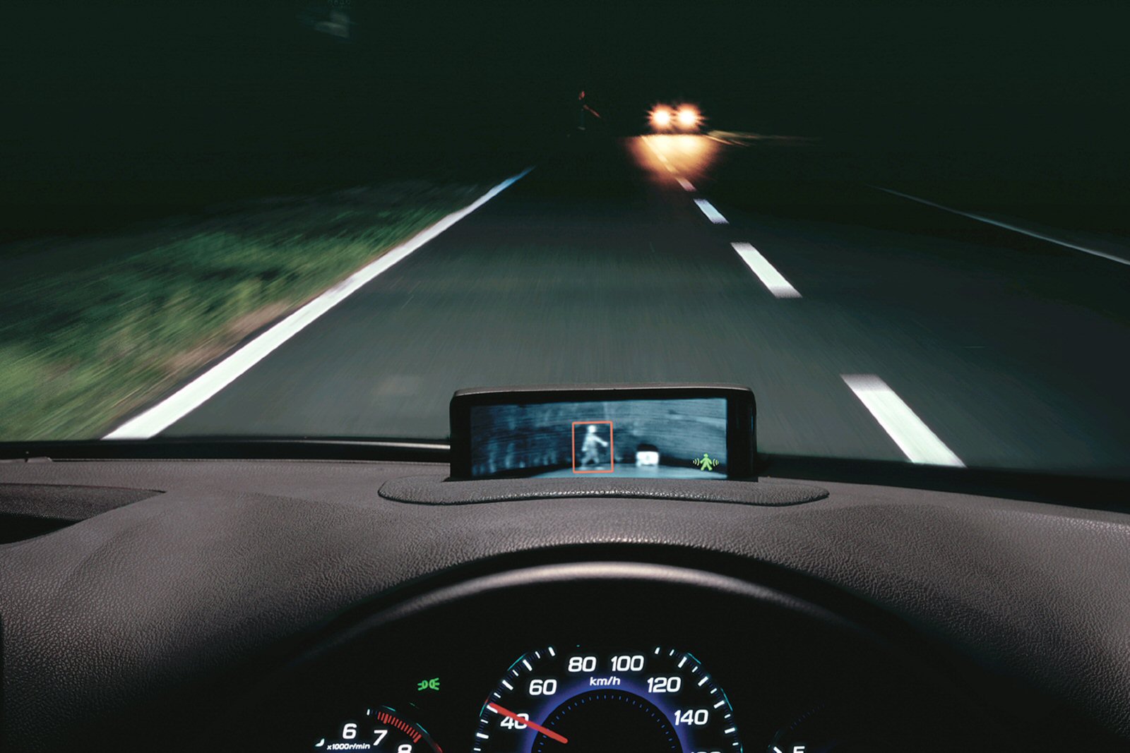 Screen starlight night vision. Инфракрасная система ночного видения. Honda Legend тепловизор. Система ночного видения Хонда легенд драйв. Прибор для ночного вождения.