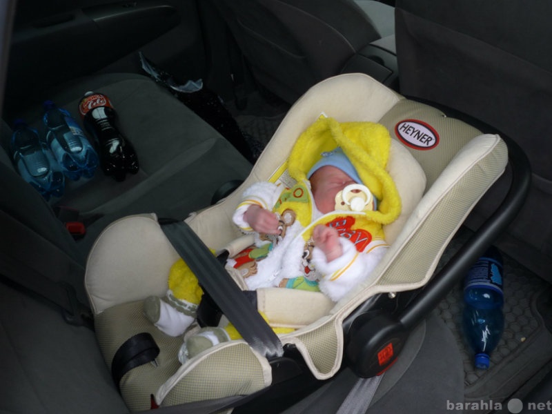 Люлька перевозка. Люлька для малыша в машину. Малыш в автолюльке. Люлька для автомобиля для новорожденных. Ребёнок в автолюльке новорожденный.