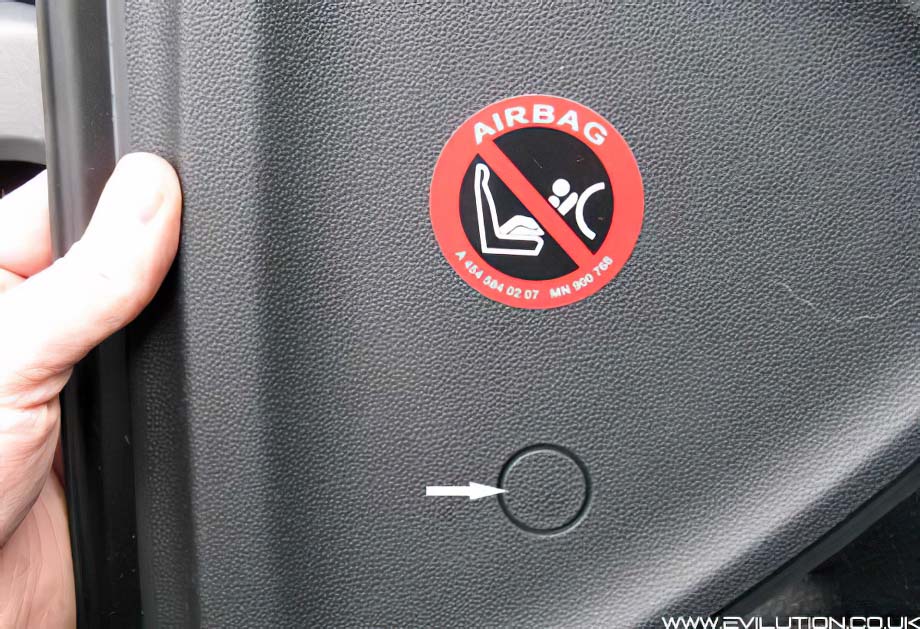 Куда выключайся. Кнопка выключения airbag Mazda 3. Шкода Рапид кнопка отключения подушки безопасности. Мерседес 222 Passenger airbag off. Кнопка Passenger airbag Skoda Rapid.