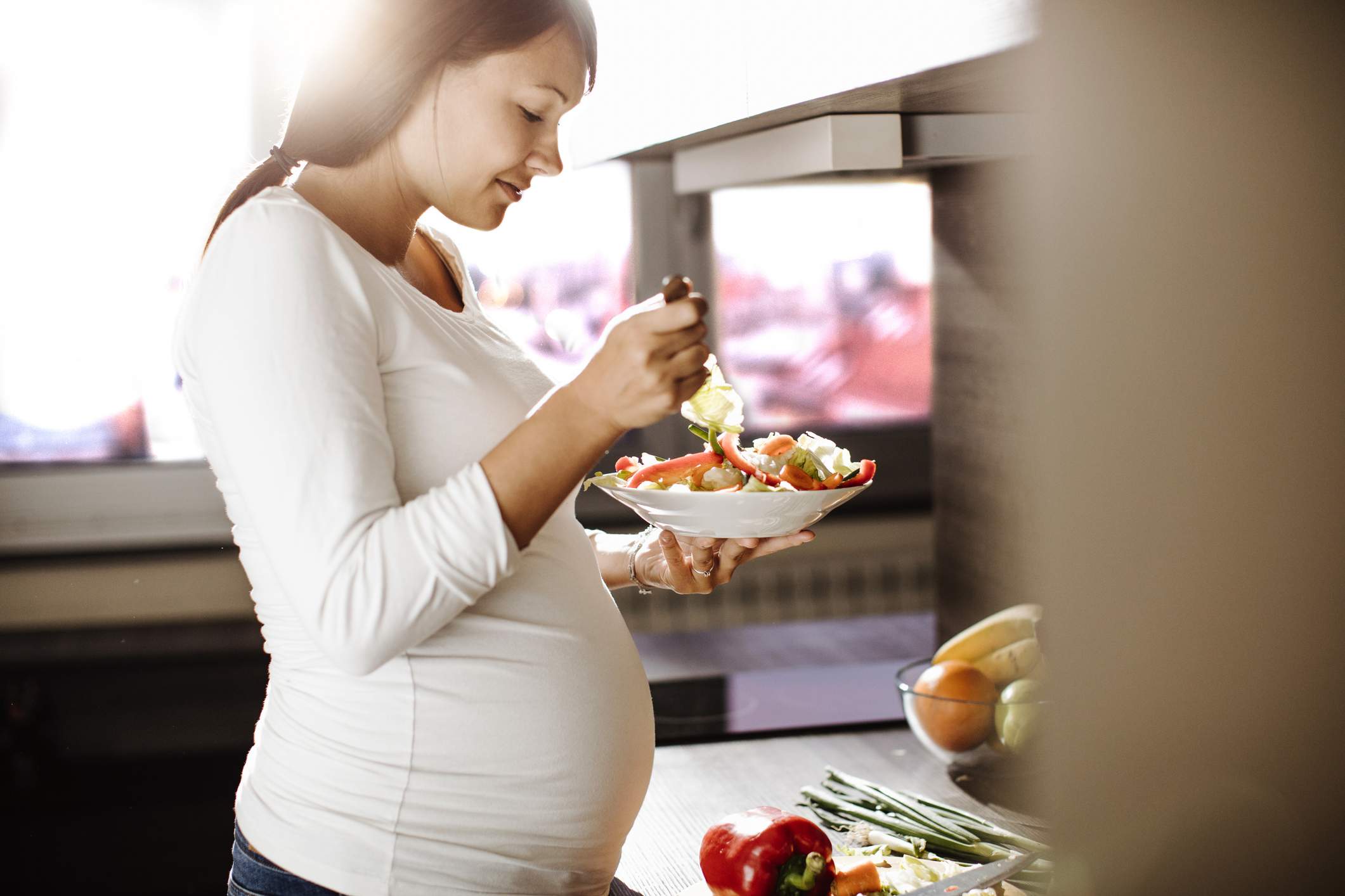 Беременных женщин 60. Беременные и еда. Беременные женщины. Питание беременной женщины.
