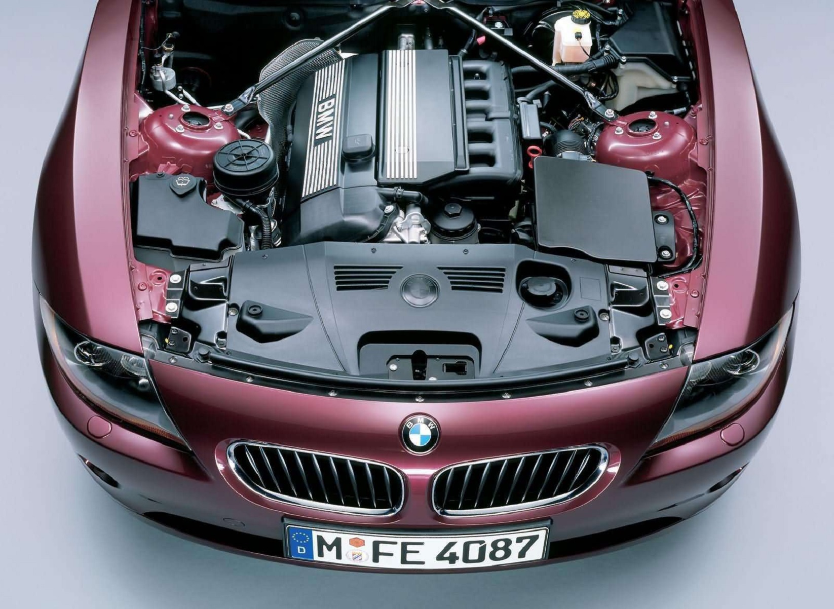 Немецкие двигатели автомобилей. BMW z4 двигатель. BMW z4 капот. BMW z4 подкапотка. БМВ z4 моторный отсек.