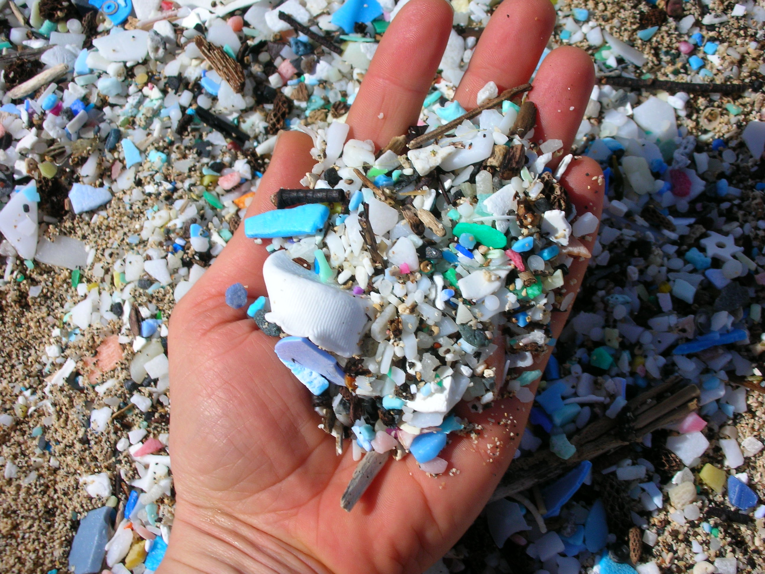 Какие мелкие кусочки. Пластиковые отходы. Пластиковые бутылки в океане. Загрязнение мирового океана пластиком.